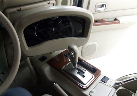 Người lái là người ngồi trước hay ngồi sau? - 9 Bảng đồng hồ chính được bê nguyên xi ra đằng sau, nằm phía trên hộp số